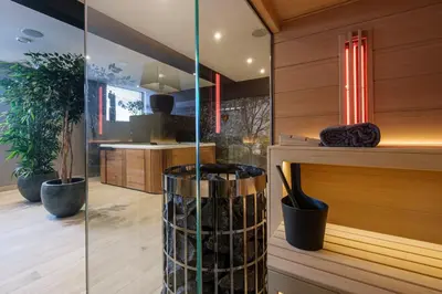 a kitchen with a glass wall with plants in it at Bed & Wellness De Leilinde in Nieuwe-Niedorp