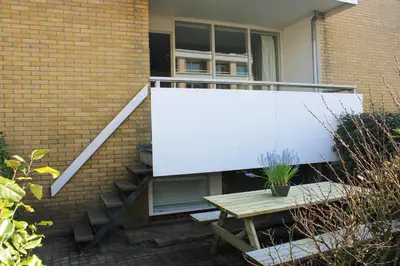 a white screen in front of a brick building at Strandlicht in Egmond aan Zee
