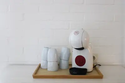 a white electric blender sitting on a wooden shelf at Strandlicht in Egmond aan Zee