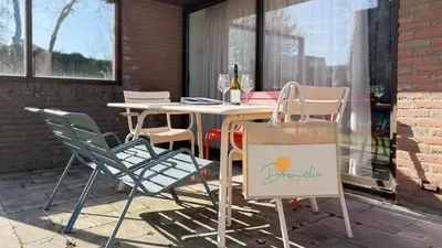a table with chairs and a table with a bag at Het Duinhuisje by Droomvilla in Egmond aan den Hoef
