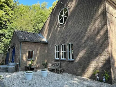 a brick building with a window and a bench at Sfeervol Overnachten in de Kerk in Amersfoort