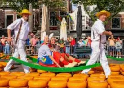 a group of men pulling a dog in a raft at Huisje Suus, inclusief jacuzzi, kano en kajak in Zuid-Scharwoude