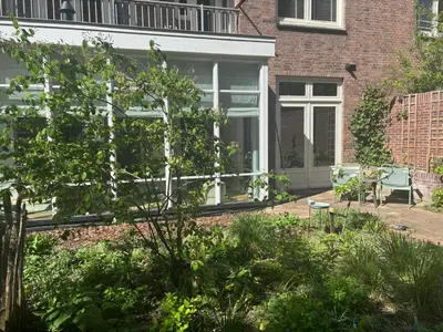 a garden in front of a house at 185m2 groot appartement met tuin in City Centre in Amsterdam