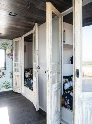 an open door in a room with two beds at Hidden Gem in Oost-Knollendam