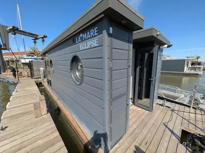 a small cabin on a boat on a dock at Gezellige houseboat Eclipse Monnickendam nabij Amsterdam in Monnickendam