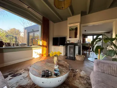 Gallery image of Poortwachterswoning tegen duingebied aan in dorp in Driehuis