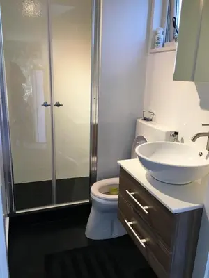 a bathroom with a shower and a toilet and a sink at Landelijk gelegen chalet aan de Vecht vlakbij Amsterdam in Nigtevecht