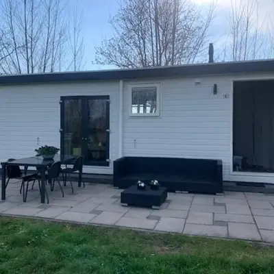 Landelijk gelegen chalet aan de Vecht vlakbij Amsterdam