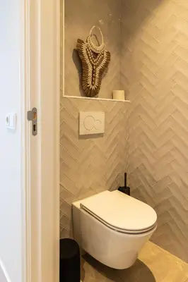 a bathroom with a white toilet in a room at De Lindekamer in Loenen aan de Vecht