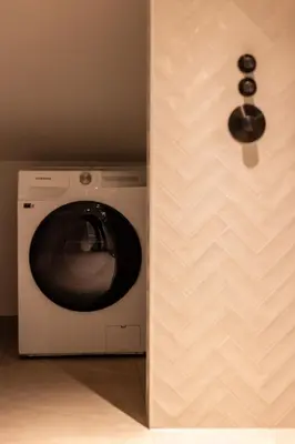 a washer and dryer sitting in a room at De Kroonkamer in Loenen aan de Vecht