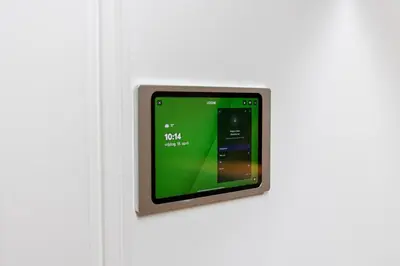 a smart door sensor is attached to a wall at De Kroonkamer in Loenen aan de Vecht