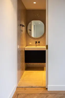 a bathroom with a sink and a mirror at De Buitenplaats in Loenen aan de Vecht