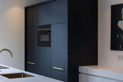 a kitchen with a blue cabinet with an oven at De Buitenplaats in Loenen aan de Vecht