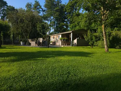 a house in the middle of a green yard at Trekkershut - De Hollandse Boerderij in Ons Belang