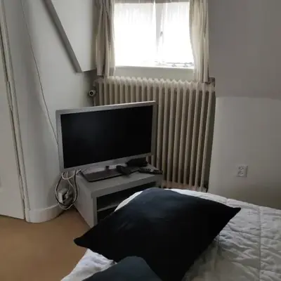 Zit slaapkamer op de 2e etage in een rietgedekte villa met gedeelde douche en keuken