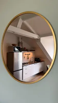a kitchen with a mirror on a wall at De Toerist Thuis Bij De Sluis in Spaarndam