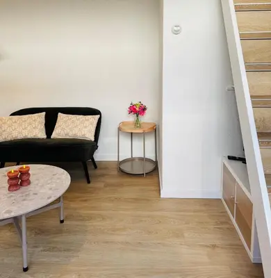a living room with a couch and a table at familie huisje de kleine schelp in Noordwijk aan Zee