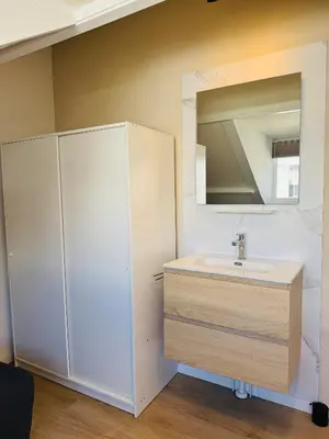 a bathroom with a sink and a mirror at familie huisje de kleine schelp in Noordwijk aan Zee
