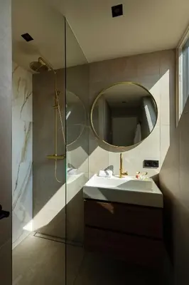 a bathroom with a sink and a mirror at Guesthouse De Waterliefde Loosdrecht in Breukelen