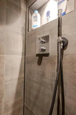 a showeruliculiculiculiculiculiculiculiculiculiculiculiculiculic at B Center charming room on the canal in Amsterdam