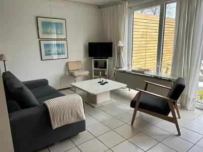 a living room with a couch and a table at Gemütliches Ferienhaus am Meer in Ons Belang