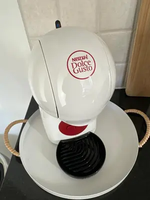 a coffee maker sitting on top of a plate at Vorstelijk verblijf Alkmaar in Alkmaar