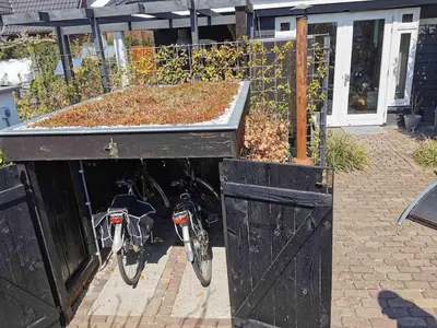 a bike parked in a building with a garden at Vorstelijk verblijf Alkmaar in Alkmaar
