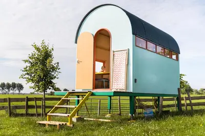 a tiny house on a table in a field at Hihahut De Vogelaar in Oud-Ade