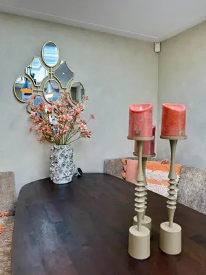 a table with two lamps and a vase with flowers at Vakantiewoning Casa Bergen Home in Bergen