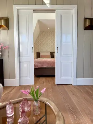 a living room with a mirror and a bed at Vakantiewoning Casa Bergen Home in Bergen