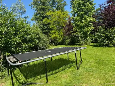 a metal bed in the grass in a field at La Casa Goudacito in Gouda