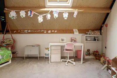 a room with a desk and a chair and a shelf at La Casa Goudacito in Gouda