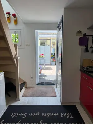 a hallway with a door leading into a room at Zomerhuisje Maranatha in Noordwijk aan Zee