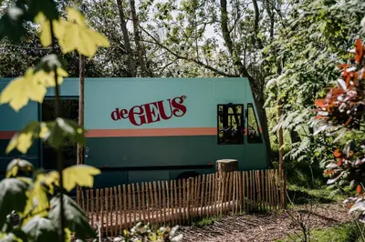 a green bus with the words be circus on the side at SRV wagen De Geus in Oud-Ade