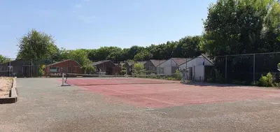 a tennis court with a net on top of it at Het Dijkhuysje by ZILT in Warmenhuizen
