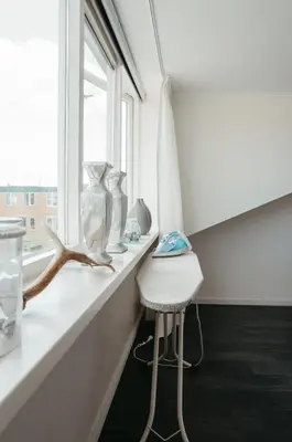 a room with a window with vases and a stool at Perla di Robbie in Zandvoort