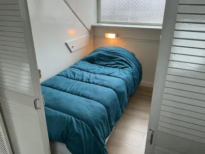 a small room with a blue sleeping bag on the floor at Zomerhuis Zwart in Egmond aan Zee
