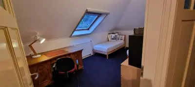 a small room with a desk and a bed and a window at Ruime vakantievilla in Zeewolde in Zeewolde