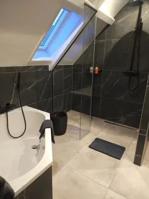 a bathroom with a shower and a sink and a window at B&B La Clé Lopik in Lopik