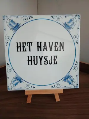 a sign that says lethaven hugsie sitting on a table at Het Haven Huysje in Hoorn