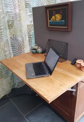 a laptop computer sitting on top of a wooden desk at B&B Purmavida in Purmerend