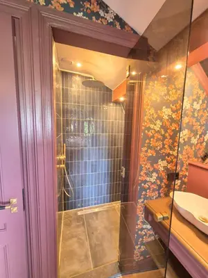 a bathroom with a shower and a sink at Bed and Breakfast Zomerzicht in Oudendijk