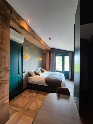 a bedroom with a king sized bed in a room at Bed and Breakfast Zomerzicht in Oudendijk