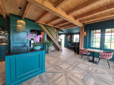 a living room with blue walls and a wooden ceiling at Bed and Breakfast Zomerzicht in Oudendijk