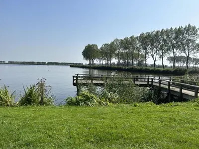 a dock on the side of a lake at Onder de hanebalken in Dirkshorn