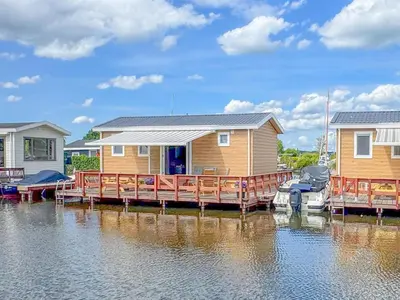 a house on a dock on a body of water at Fuut 24-26 in Breukelen