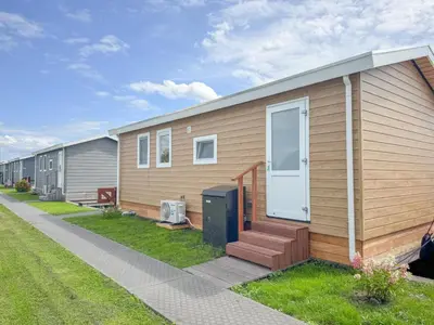 a row of mobile homes in a yard at Fuut 24-26 in Breukelen