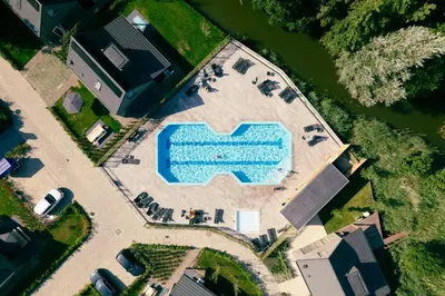 an overhead view of a swimming pool in a yard at Chalet 549 op Recreatiepark de Wielen in Sint Maarten