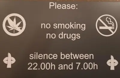a sign that says no smoking and no drugs at Guesthouse Het Woerdense Veerhuis in Woerden