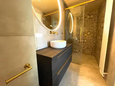 a bathroom with a sink and a mirror at Zon in de Duinen by Droomvilla in Sint Maarten